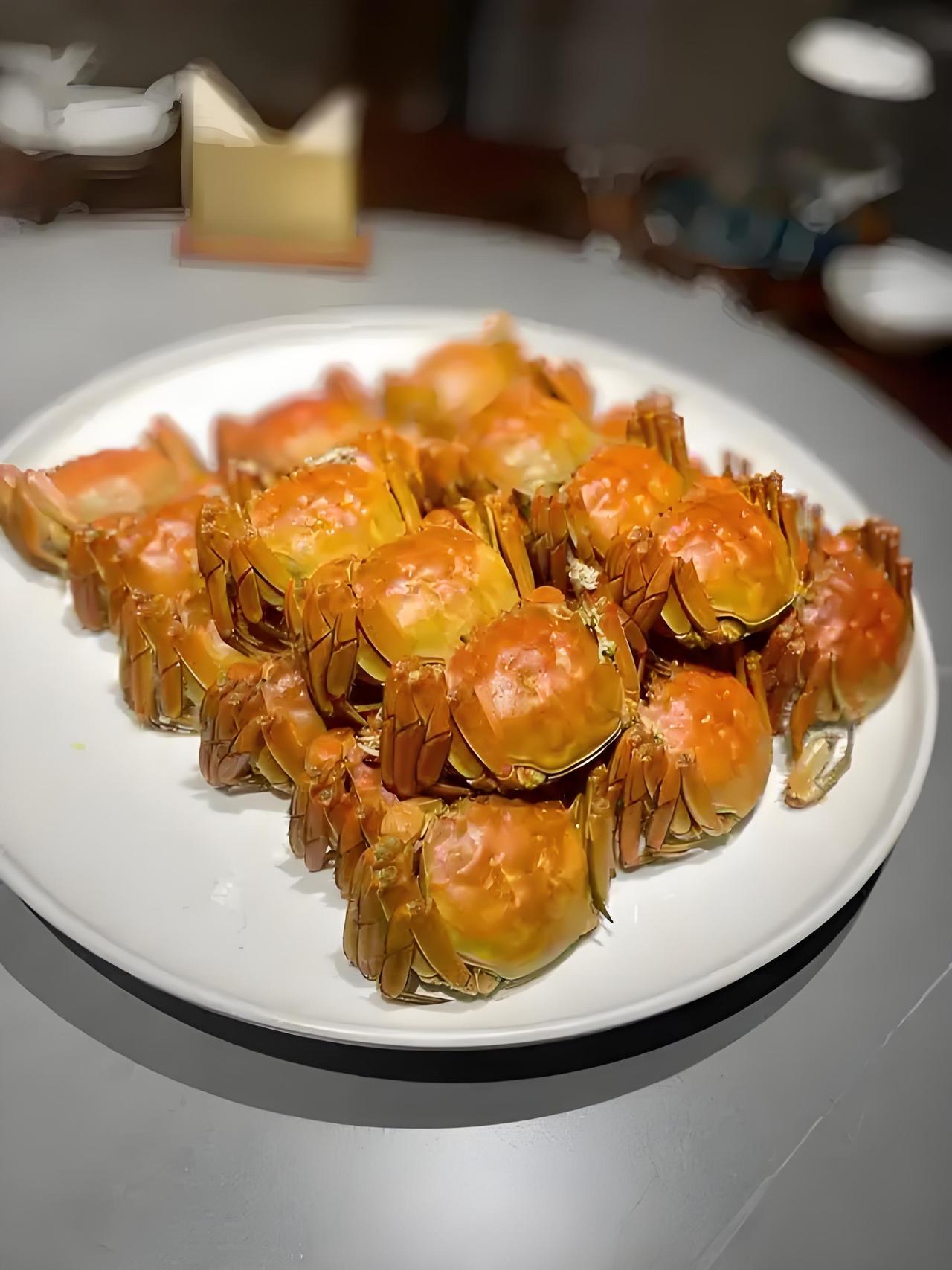 “8.8元一只！浙大食堂的螃蟹成‘网红’”近日，浙江大学食堂的这则消息在校园