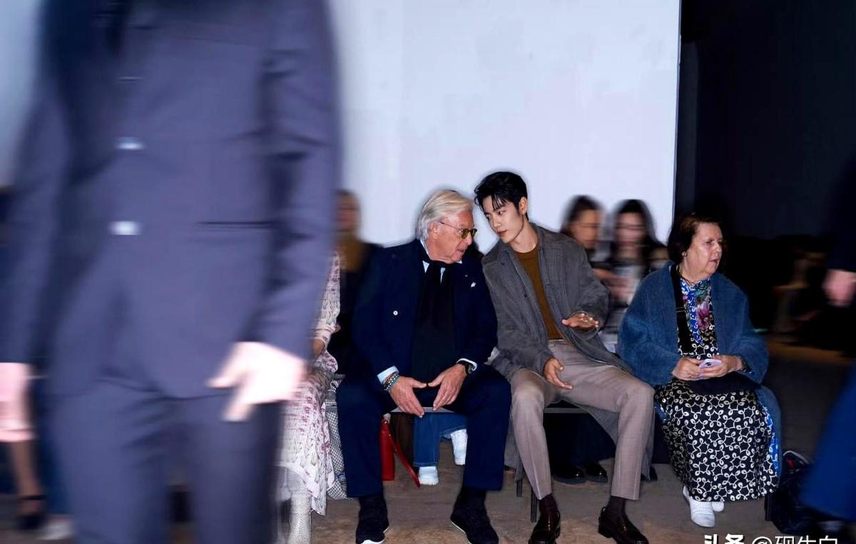 别再被“流利英语”忽悠了。国际场合，真不是让你背莎士比亚，而是你敢不敢开口。