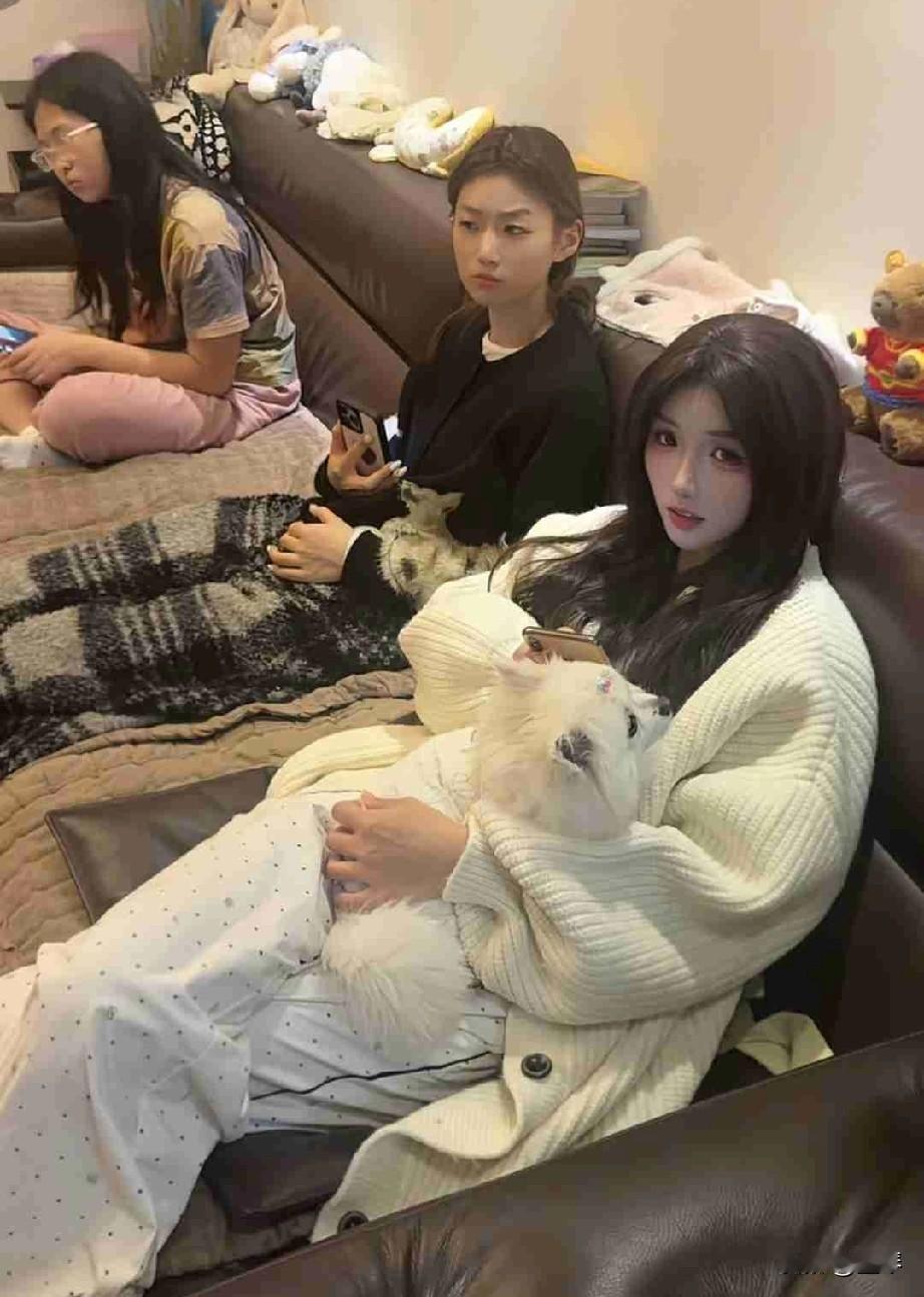 三个女儿在家深夜没饭吃，谁之过？[抠鼻]刷到这样一段视频，看得心里五味杂