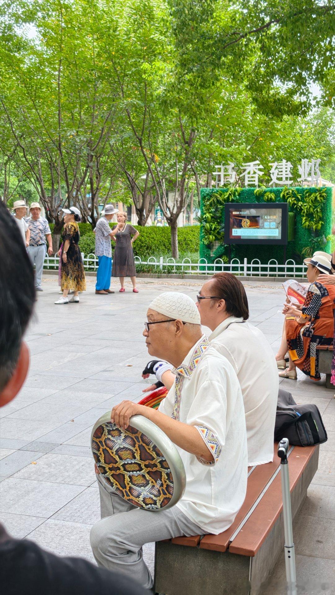 那天新疆舞现场的花絮大家都是舞者随处可见摄影师[666][666][666]最后一p凑图（我拍的某人