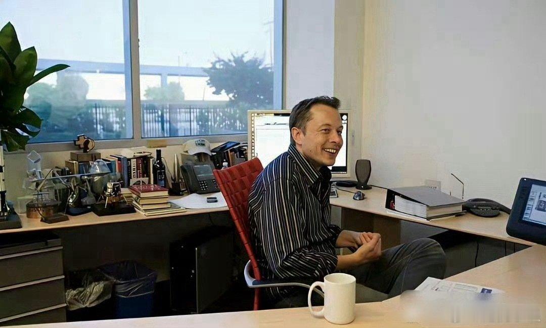 据说这是首富马斯克的办公室，没有豪华装修，简约干净。​