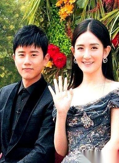 翻看2011年张杰和谢娜结婚的旧报道，里面藏着一个极其反常的细节。张杰当时咬着