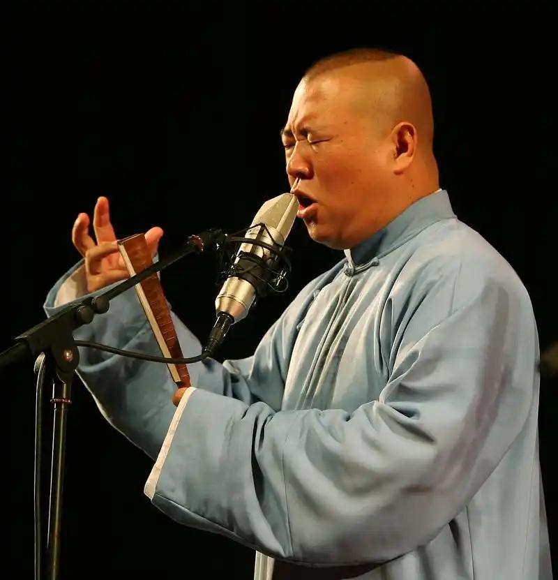如果郭德纲被罚款了，这事情其实就过去了，因为被罚款了，就等于被惩罚了，事件定了性