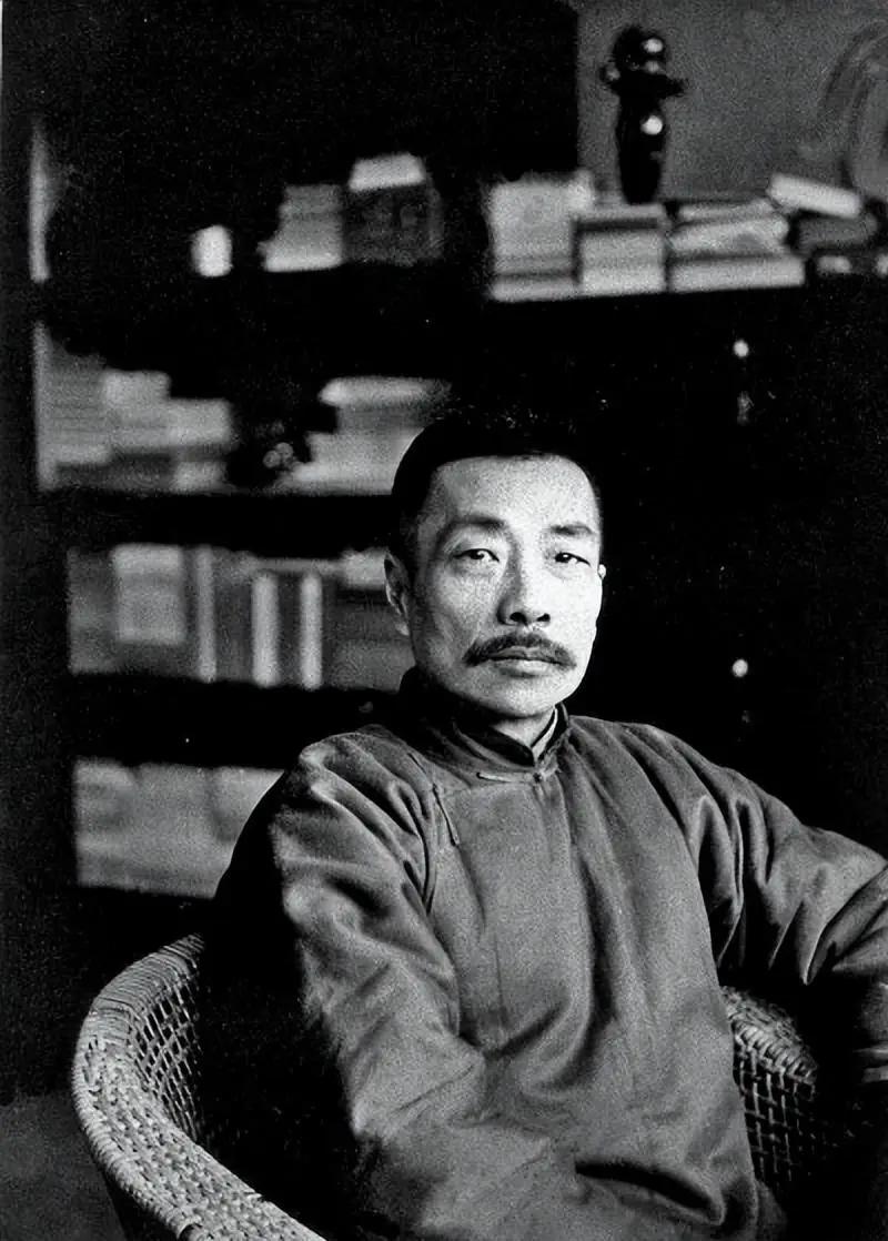 如何看待鲁迅“-夹-烟”墙画被孙女士投诉我实在没法认同，鲁迅当年-抽-烟是