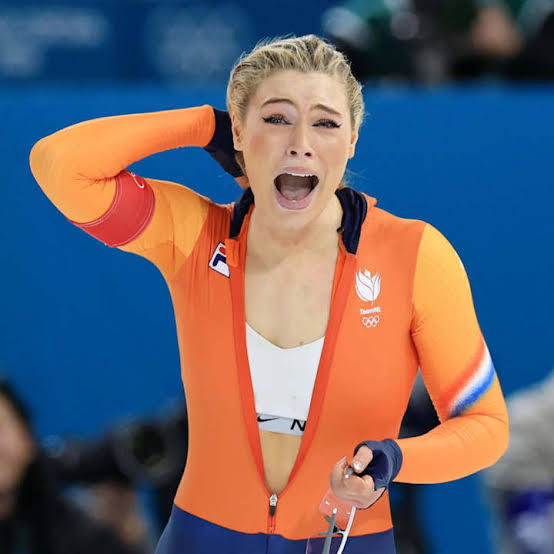 🔻这是千万粉丝级选手尤塔·莱尔丹的招牌标志性动作了。冬奥会露内衣品牌女选手引来