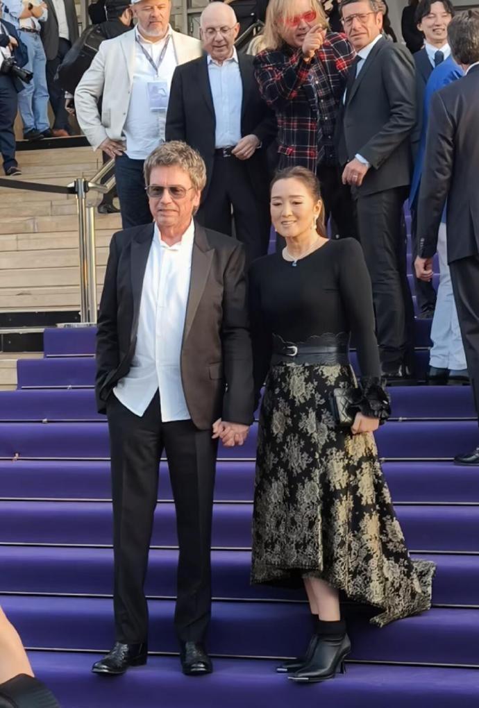 最近巩俐和丈夫让·米歇尔·雅尔手牵手一起出席活动，两位看上去特别的恩爱，而且极为