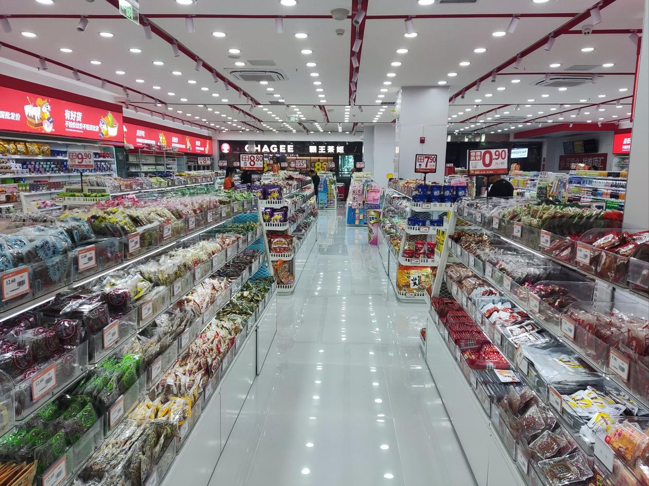 当下实体行业发展两极分化严重。餐饮、服饰门店普遍经营艰难，只能勉强维持运营，