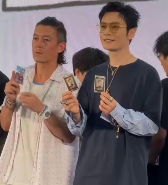 黄晓明：好久不见，没想到今天活动咱们能碰上。陈冠希：是啊，挺巧，好久没这样同