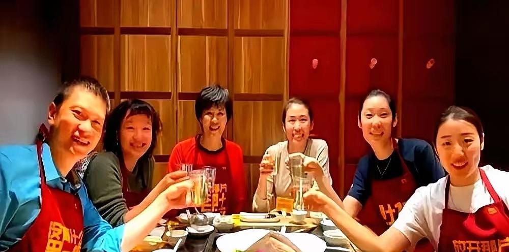 朱婷和姚迪继上一次在土耳其团聚后，这次又在北京和恩师团聚，郎导的女儿也回北京了，