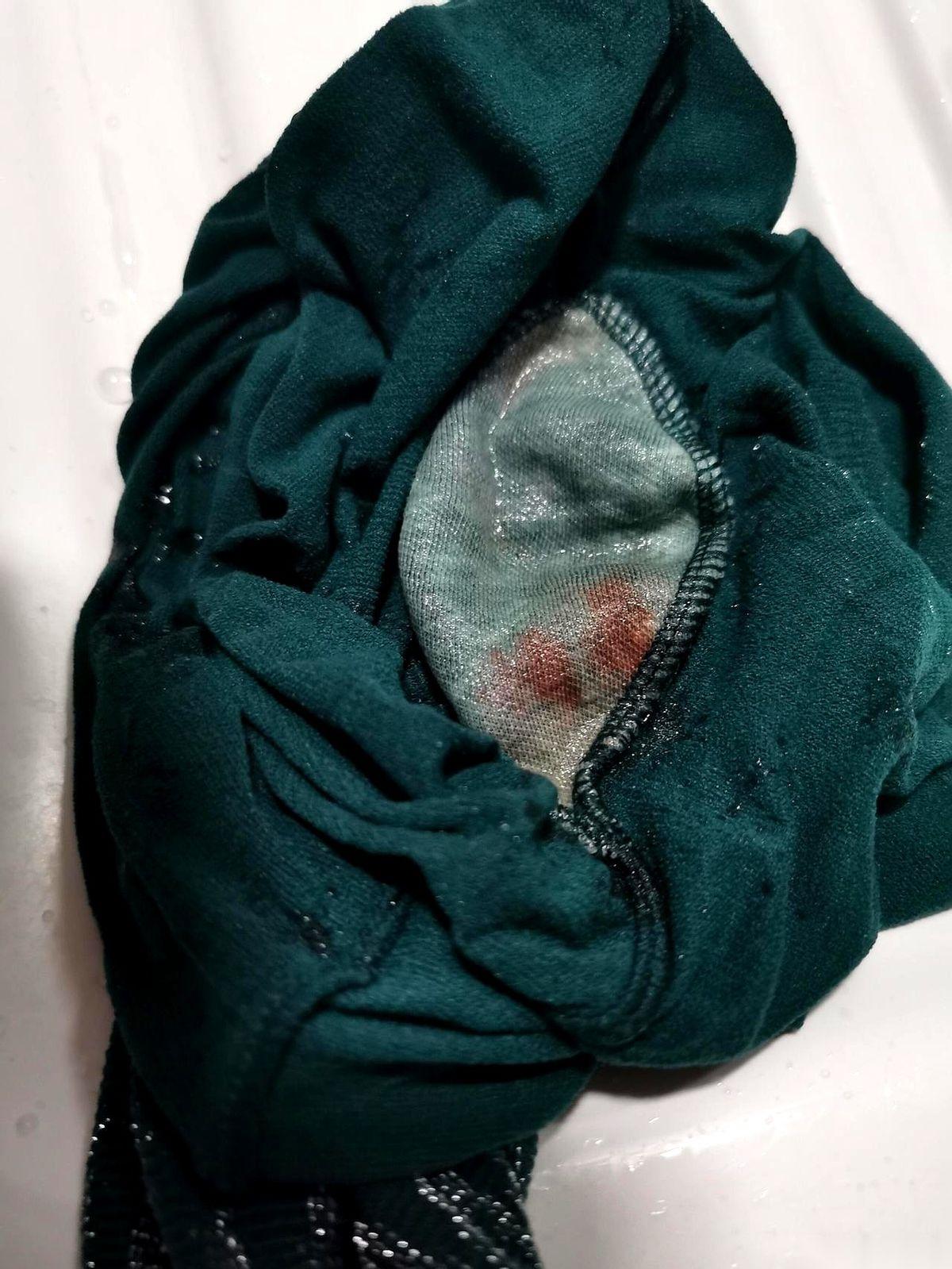 新买的丝袜，随手扔进水里过一下。一团红印，就在裆部的位置，猛地炸开。我使劲搓