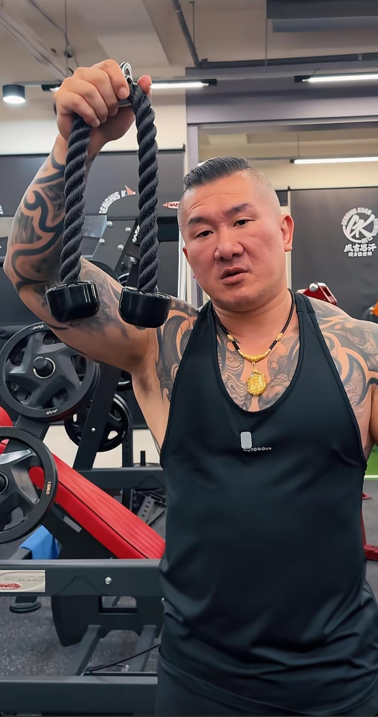 台湾馆长问大家，这条健身的绳子叫做什么绳？网友的回答火了，说是“收腹抬腕绳”，这