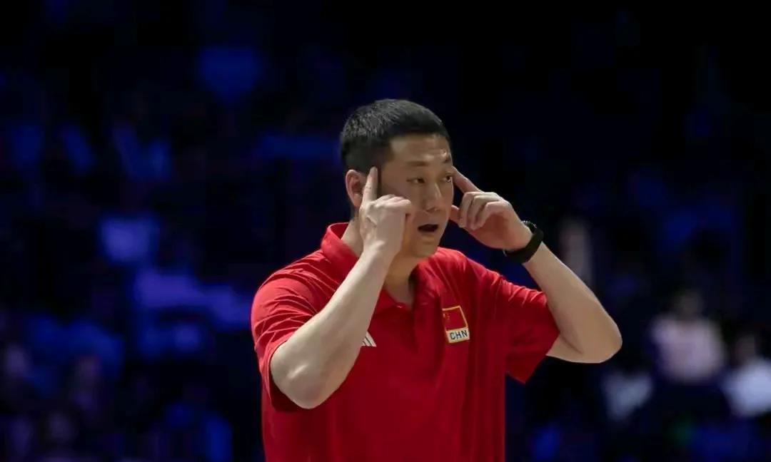 对于艾格努无端指责欺负董禹含的行为，场上队长龚翔宇应该立即勇敢的冲上用肢体语言怼