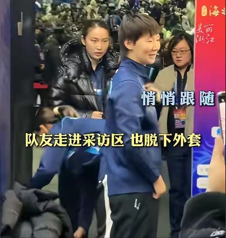 山东霸气教练大声呵斥王曼昱，鳗鱼却笑了！南京总决赛场馆真冷，大家穿着厚羽绒