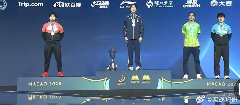 松岛辉空，你小子不服气呀！男子颁奖典礼上，松岛辉空的表情很丰富，不带笑容，绕过颁