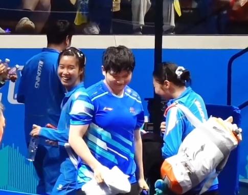 快看！樊振东脸红了。东哥刚打完比赛，一群青年队的女队员，正好在东哥场边经过