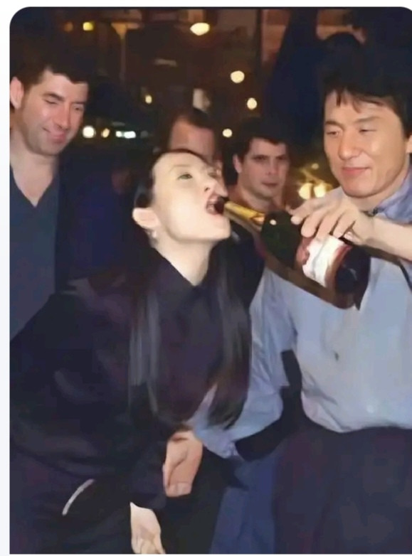 2001年成龙47岁生日，刚出名不久的章子怡受约，参加生日宴会，章子怡对成龙十分崇拜，加之成龙不仅红