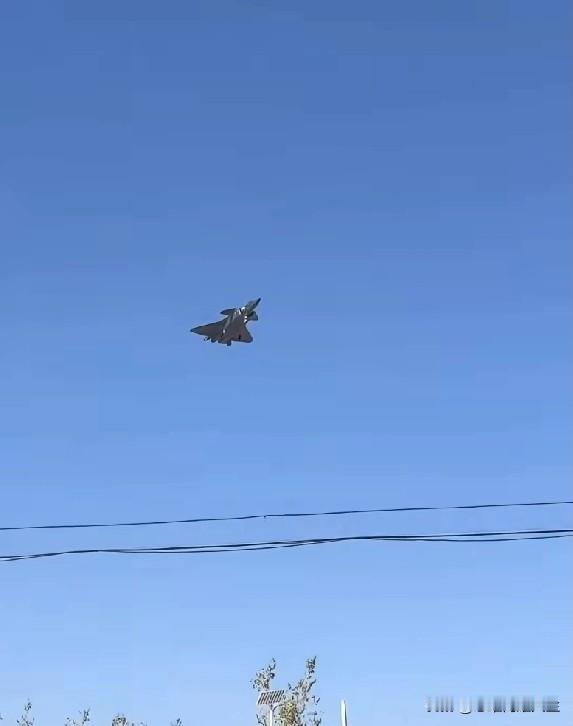 太酷啦！歼-20和GJ-11无人机一前一后协同训练，咱们这么搞让大洋对岸的鹰酱脸