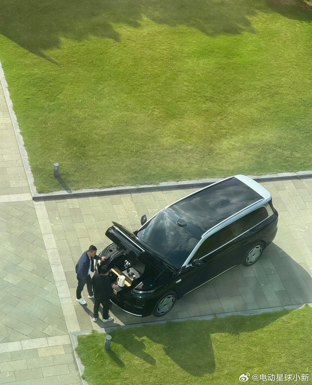 零跑D19的前备箱被拍到了这是把厨房搬到前备箱来了？看上去应该还有个220