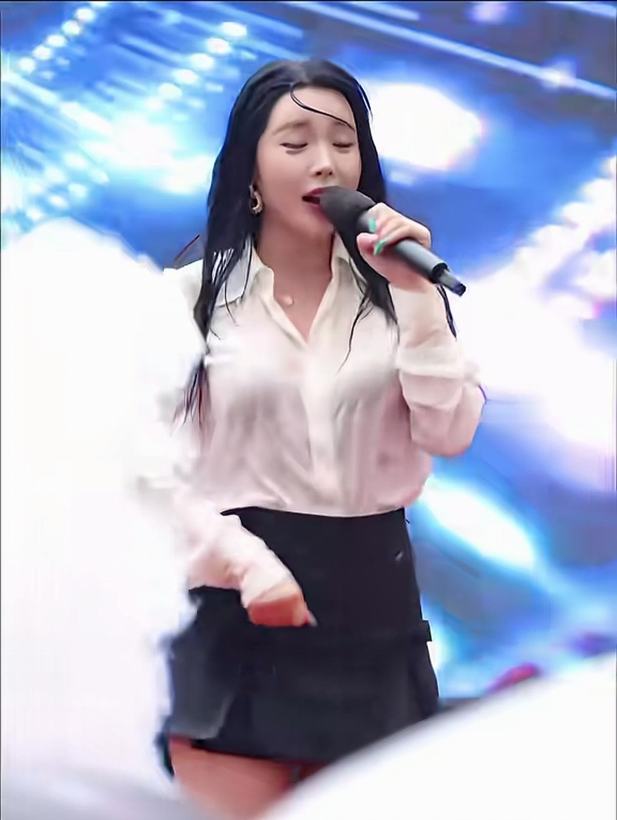 什么样的女生让人一见难忘?韩国歌手洪真英:她在户外雨中演出的经典舞台片段，穿