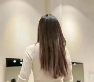 "试衣间里试试新买的裤子，长度刚好，舒适又显瘦～"