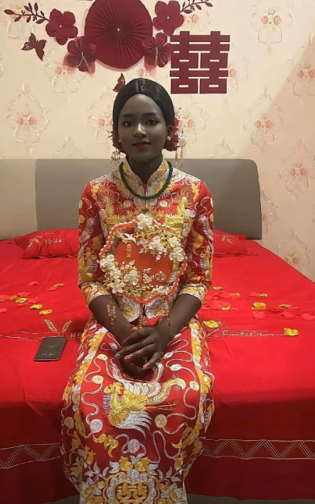 中国小伙娶了一个黑人妻子，看到他妻子的颜值，非常漂亮，这颜值在黑人中也算的上貂蝉