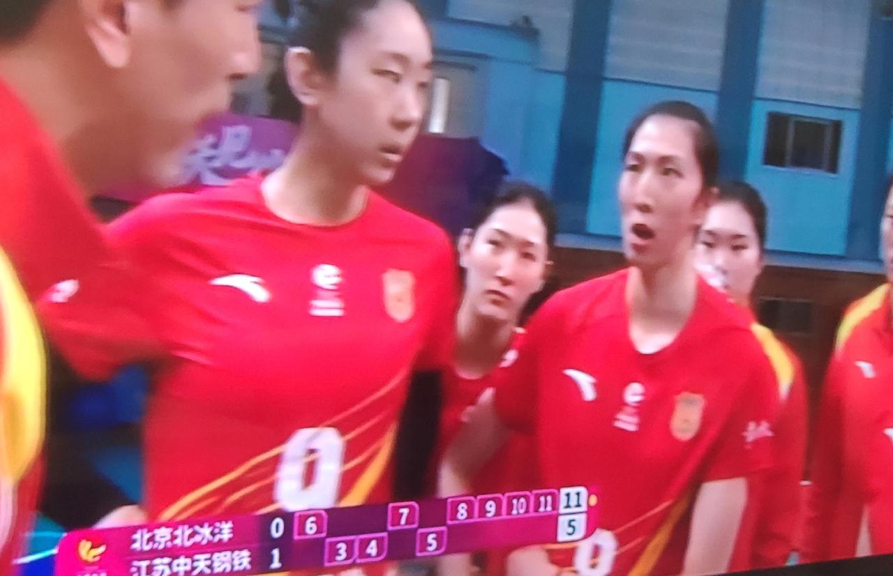 北京女排首发主攻手金烨上场比赛！主攻手董禹函没有进入今天第五轮的比赛名单！第