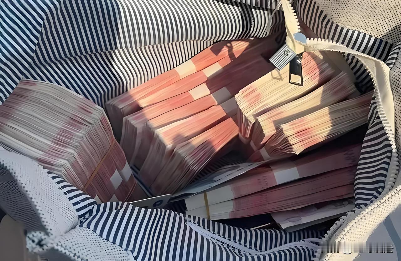 “善举暖人心，这邻居能处！”浙江温州，一女子在小区草坪捡到一个包，她打开一看，包