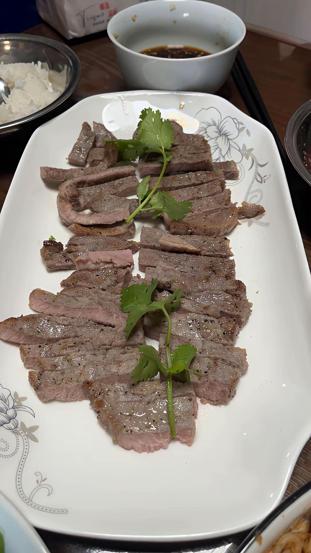 自己在家做的牛肉，怎么样呢？味道也是很不错的！