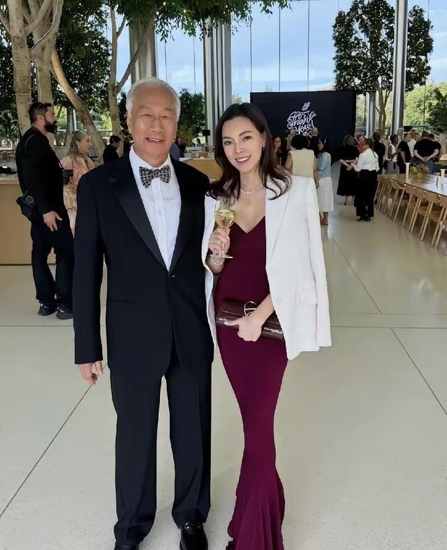 8月30日，郭台铭携妻子曾馨莹远赴美国加州，出席库克卸任私人告别晚宴；76岁郭台