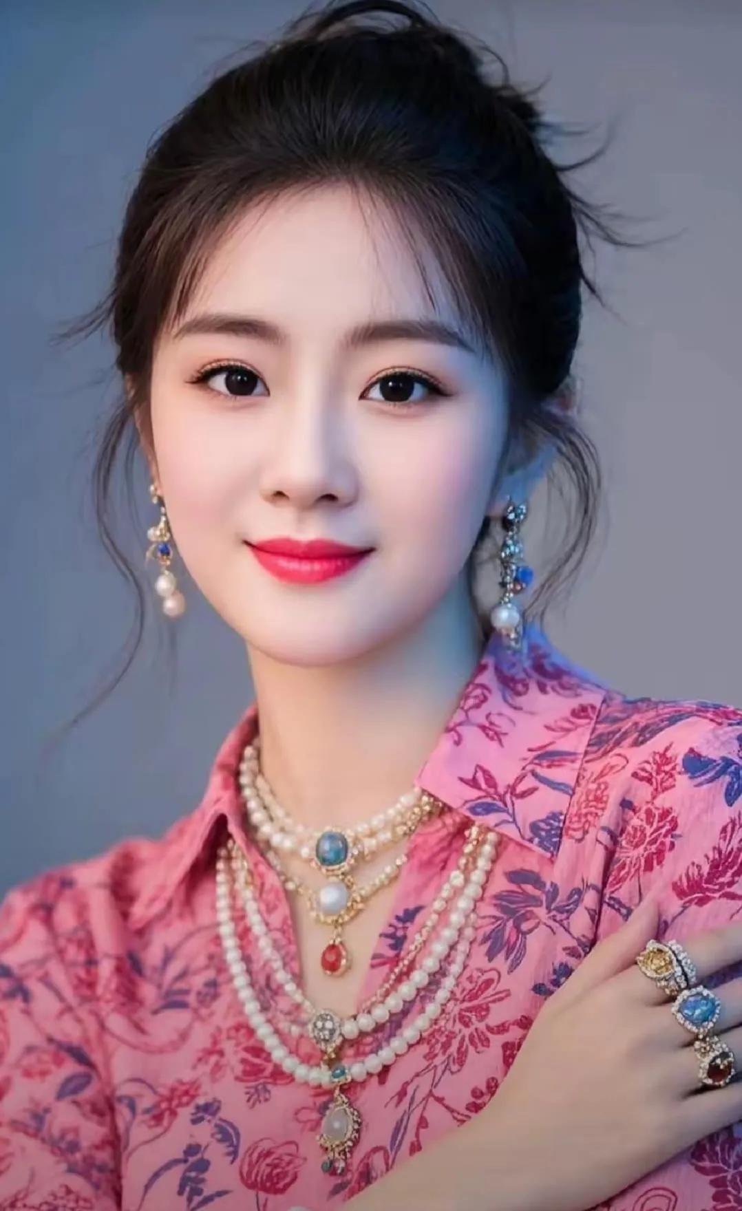 优雅复古风，粉色印花衬衫搭配珍珠项链，精致妆容，散发迷人魅力！