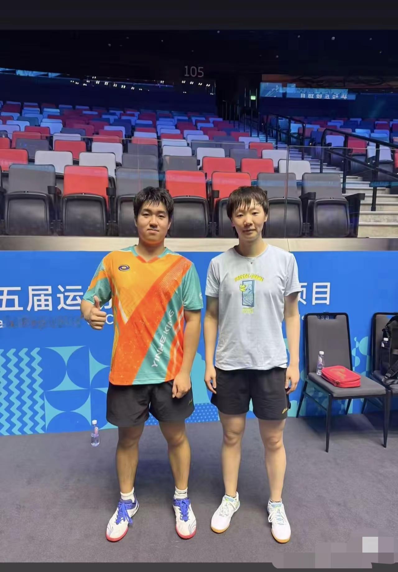 曼昱和陪练的合影来了！全运会乒乓球项目今天就要开打，在澳门进行适应性训练的曼昱