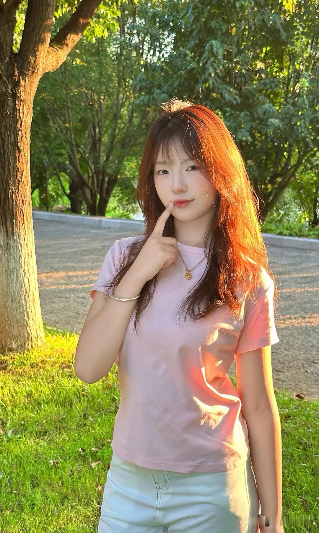 阳光下的治愈瞬间漫步绿意公园，光影斑驳中，少女浅笑如诗。微风轻