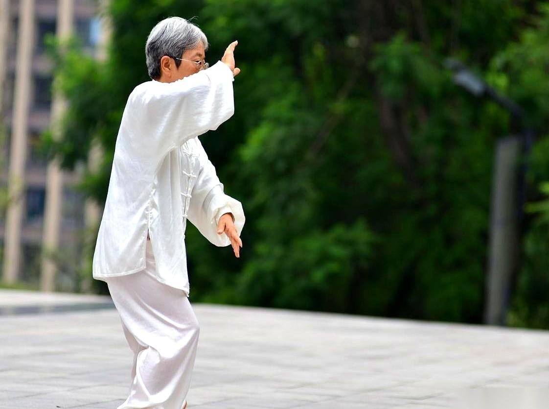 医生轻描淡写一句“你长斑块了”，是不是你脑子里瞬间就拉响了中风预警？感觉脖子凉