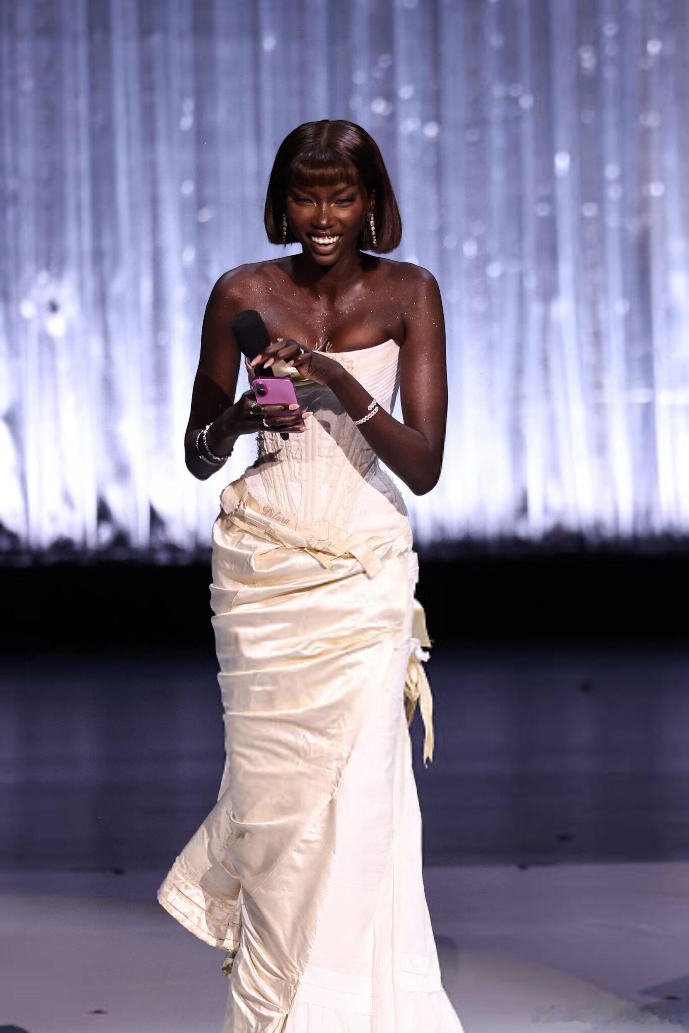 黑珍珠AnokYai身穿DilaraFindikoglu特别定制出席英国时