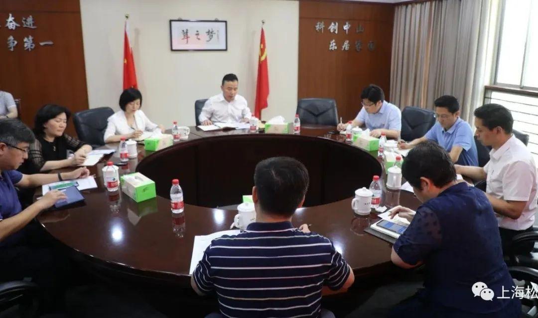 春节后，党委书记被安排去省委党校研修六个月，临走前老是放心不下镇里各项工作，千叮