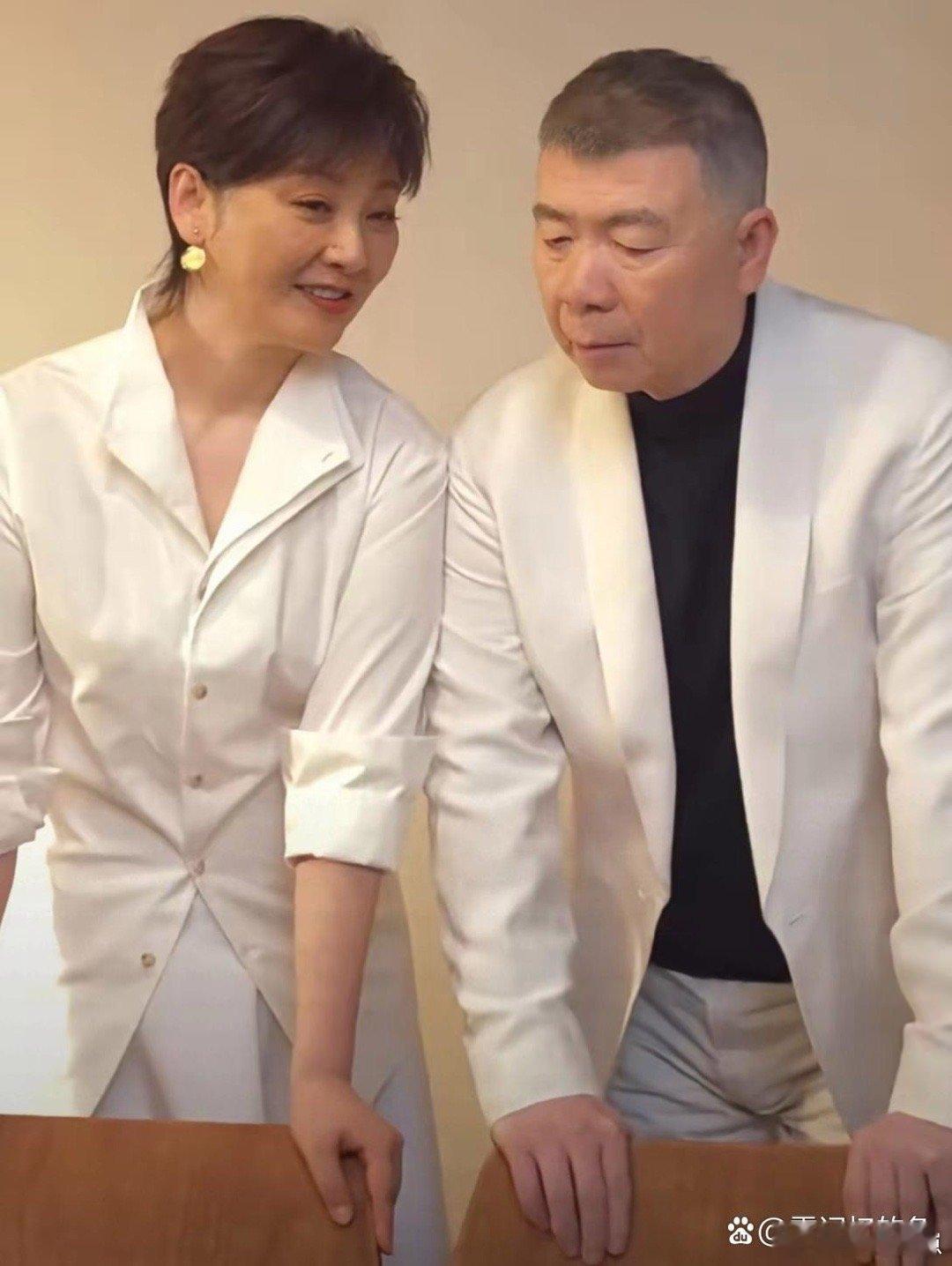 冯小刚晒出新春全家福，一家三口同框温馨有爱，简约干净的画面满是团圆暖意，岁月静好