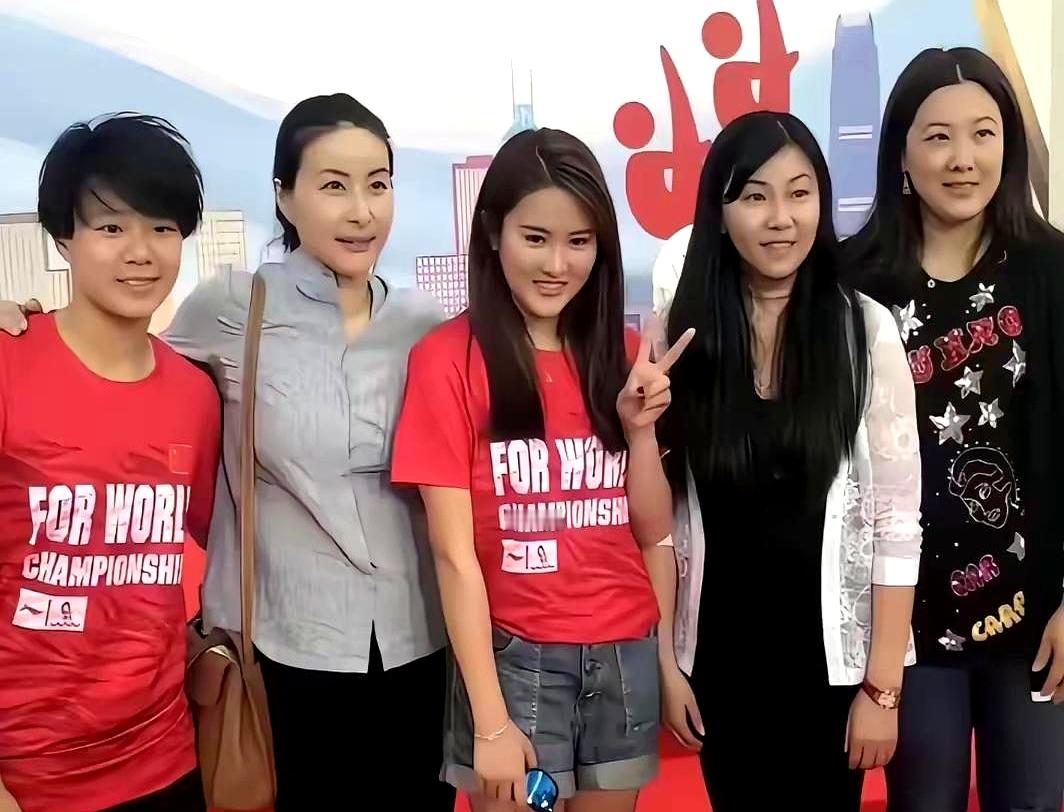 五代跳水皇后罕见合影，最美最有气质的是陈若琳。披肩长发配上精致的鹅...