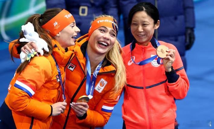 冬奥速滑女1000米决战：最大热门如愿夺冠破奥运纪录和网红未婚夫互飚幸福泪水2