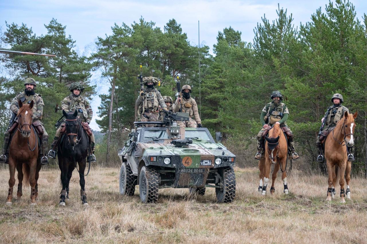 法国共和国卫队骑兵部队与陆军进行的一次联合演习。