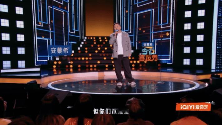 看了阎鹤祥回应春晚没相声的事，他说自己那节目是最后一个被拿掉的，老婆刚生娃，他熬