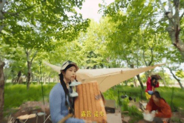 向佐翻看老照片重新认识妈妈向太的旧照里藏着顶级时尚密码，时尚表现力太绝，才知道向