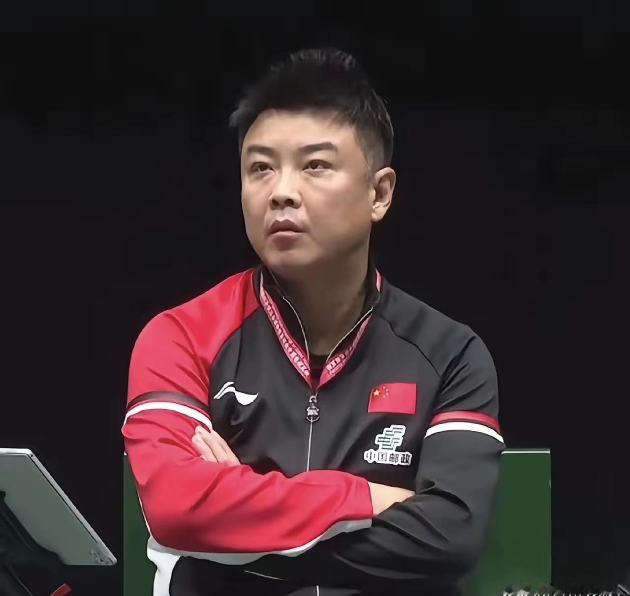 你听王皓在场边吼林诗栋——“往他正手撕！别让他侧身！”他不是在乱喊。他每