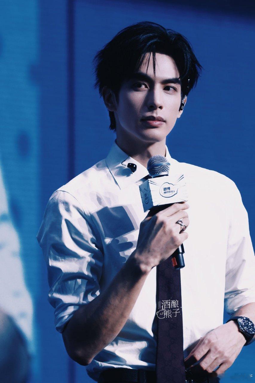宋威龙大屏好权威大屏镜头下的宋威龙颜值暴击满分！完美到让人词穷的脸，在见面会大