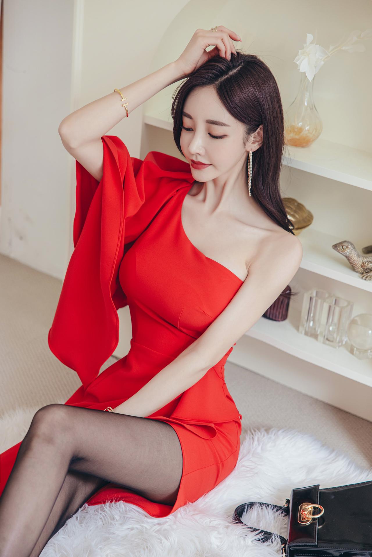 孙允珠苏美尔神话朱雀鸢红扇袖衣裙（1）。