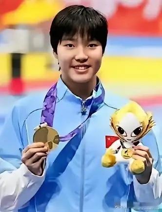李冰洁🇨🇳亚运会13枚奖牌，10金3银；张雨霏🇨🇳亚运会11枚奖牌，10金1银；余依婷🇨?