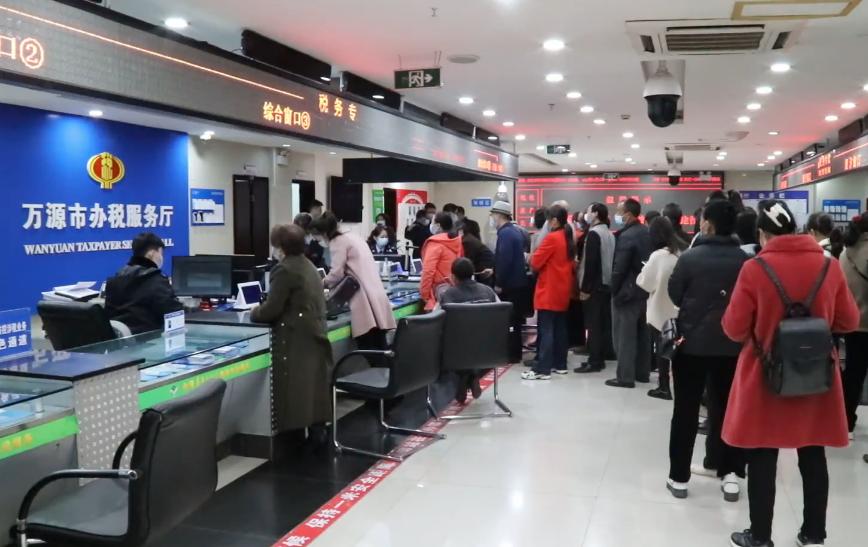 我爸去世后，留下十多万的遗产，我妈却拿去补缴了养老保险......我今年33岁