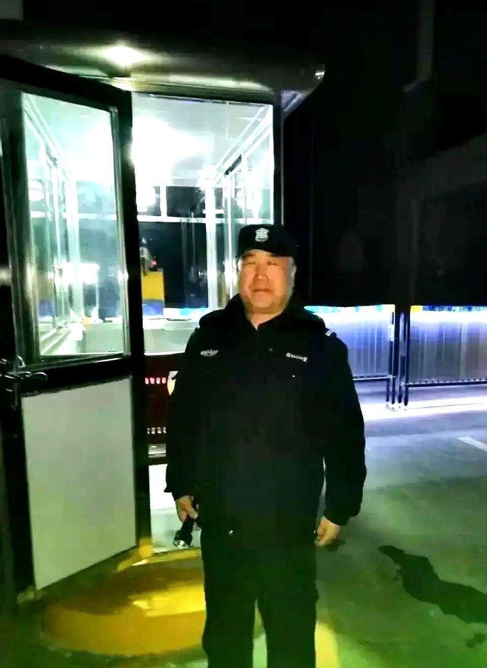 60岁的大爷，非要上夜班当保安。说自己就喜欢这份清净，不用跟人勾心斗角。听着