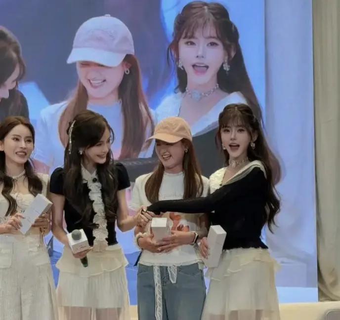 演员杨颖突然冲上了热搜，和网红韩安冉一起参加活动被指像亲姐妹杨颖最近一次上热