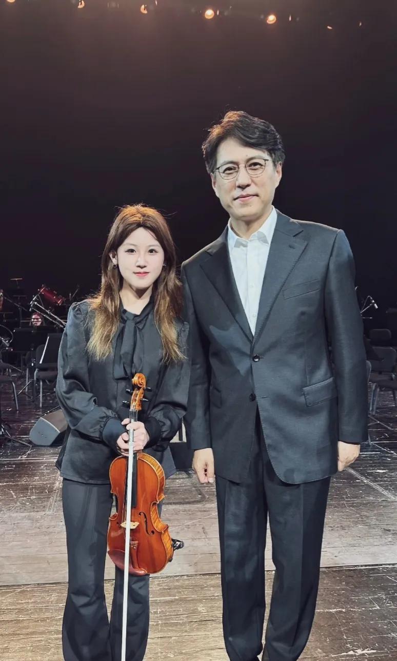 女生太娇小了！合个影靳东也够累的，侧着身子，咧着老腰配合着小姑娘！不愧是老干部，