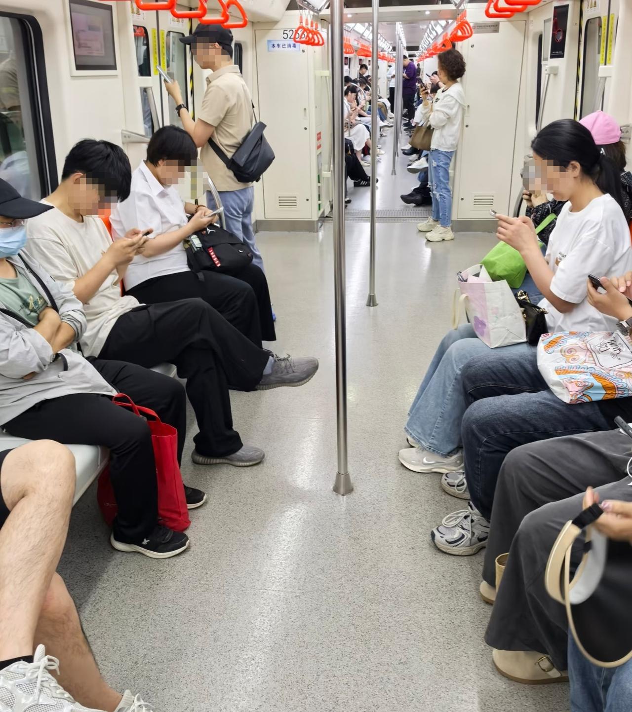 地铁偶遇一幕：夏天穿深色衣服，真的太尴尬了今天坐地铁碰到一件尴尬的事。